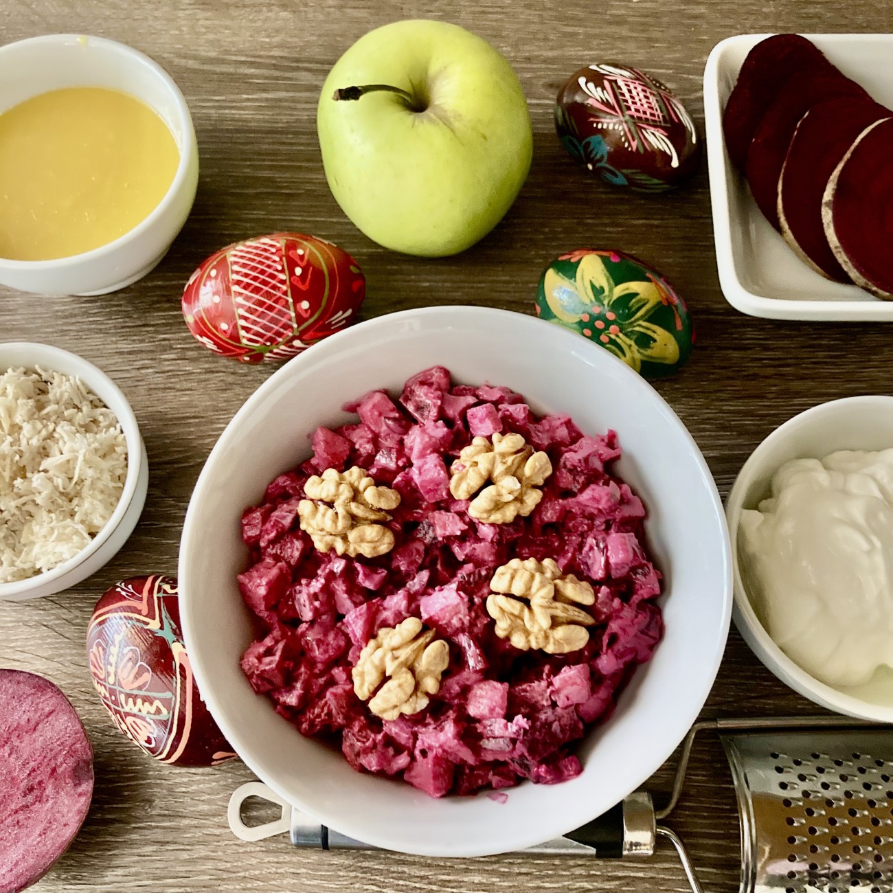 Jablkovo-cviklovy salat s chrenom